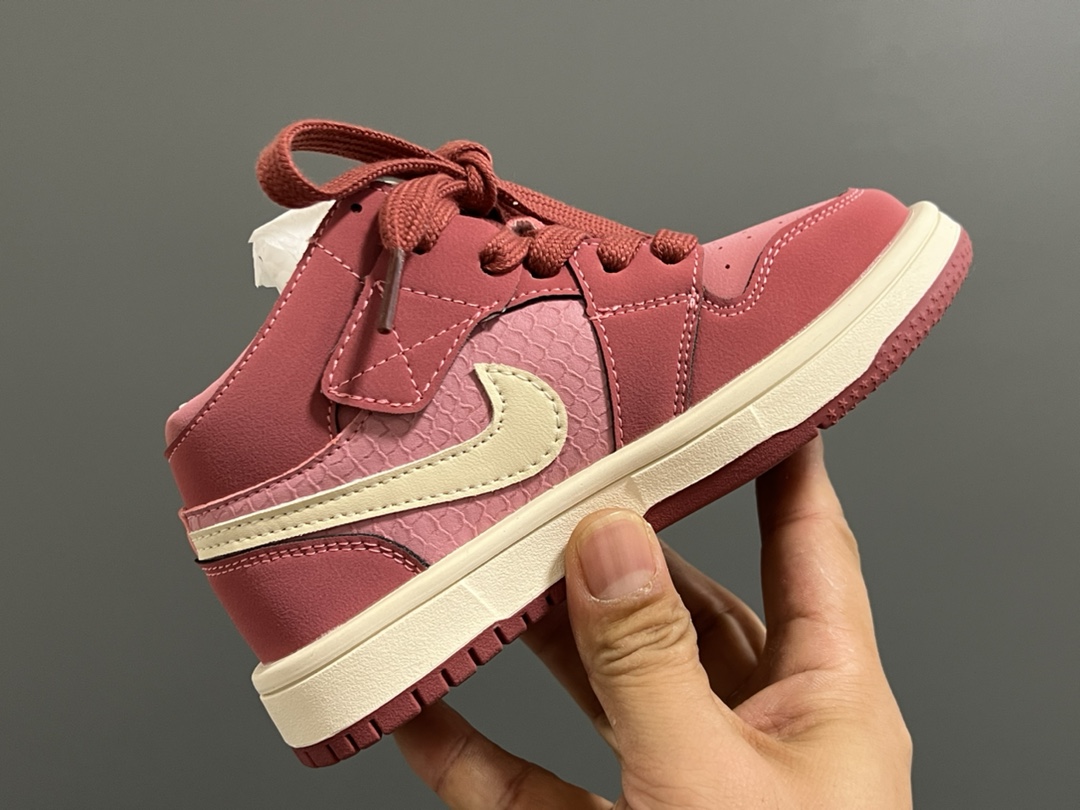 图片[6]-乔一中帮联名魔术贴儿童篮球鞋 尺码：26-37码 经典乔一中帮款式🆕 秋冬超合适❤️ 魔术贴设计，穿脱方便✌🏻 联名系列，细节印花超可爱😍-选品中心