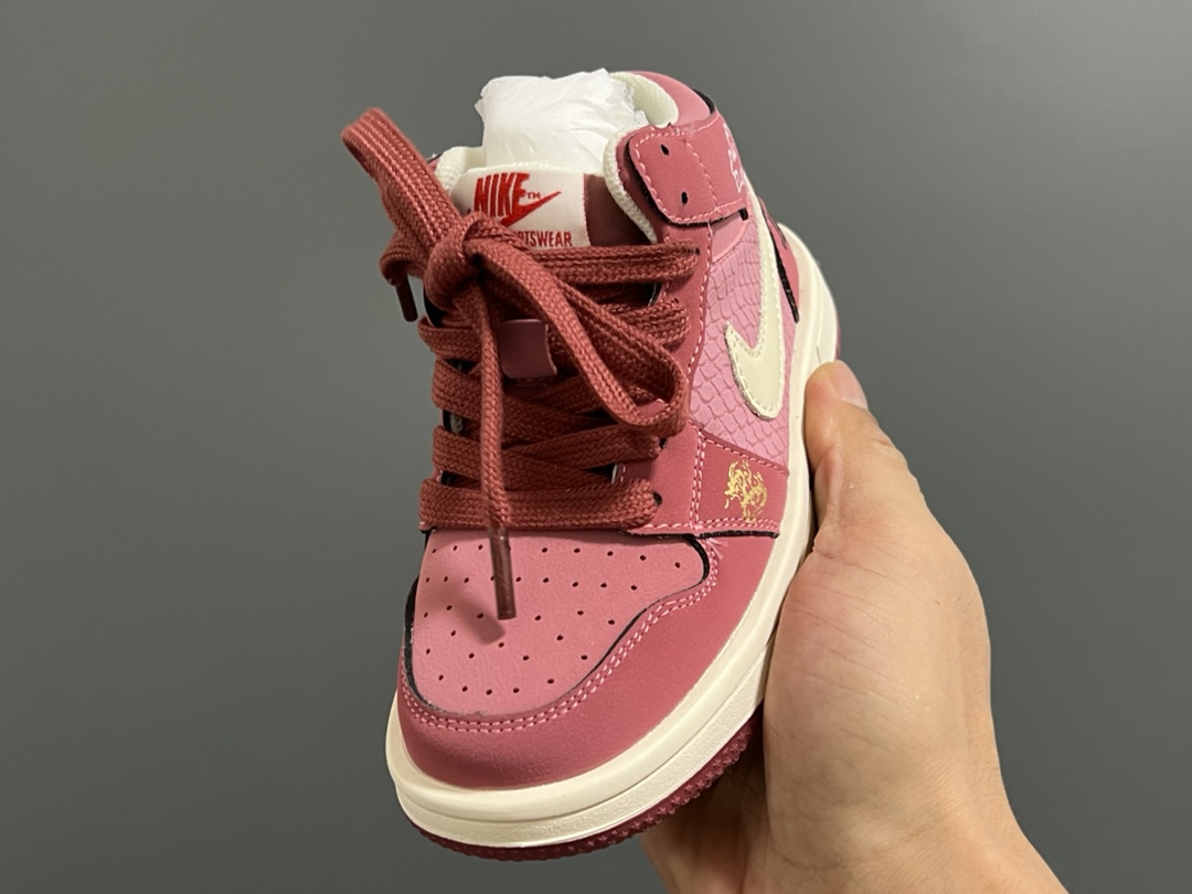 图片[3]-乔一中帮联名魔术贴儿童篮球鞋 尺码：26-37码 经典乔一中帮款式🆕 秋冬超合适❤️ 魔术贴设计，穿脱方便✌🏻 联名系列，细节印花超可爱😍-选品中心