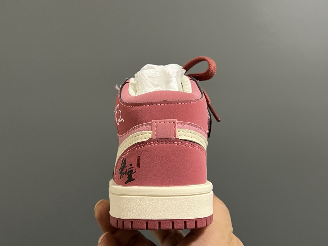 图片[7]-乔一中帮联名魔术贴儿童篮球鞋 尺码：26-37码 经典乔一中帮款式🆕 秋冬超合适❤️ 魔术贴设计，穿脱方便✌🏻 联名系列，细节印花超可爱😍-选品中心