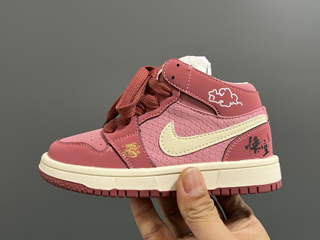 图片[4]-乔一中帮联名魔术贴儿童篮球鞋 尺码：26-37码 经典乔一中帮款式🆕 秋冬超合适❤️ 魔术贴设计，穿脱方便✌🏻 联名系列，细节印花超可爱😍-选品中心