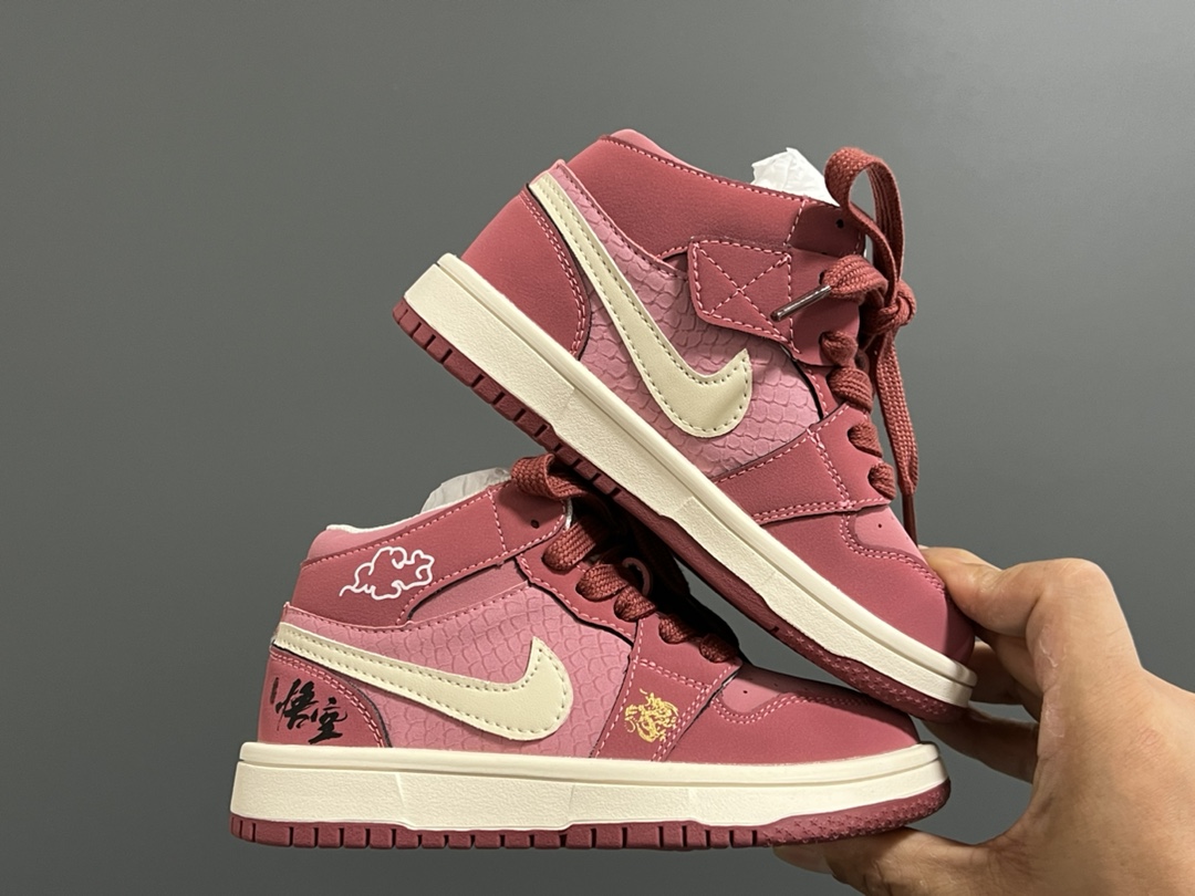 图片[9]-乔一中帮联名魔术贴儿童篮球鞋 尺码：26-37码 经典乔一中帮款式🆕 秋冬超合适❤️ 魔术贴设计，穿脱方便✌🏻 联名系列，细节印花超可爱😍-选品中心