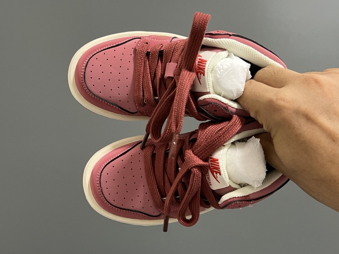 乔一中帮联名魔术贴儿童篮球鞋 尺码：26-37码 经典乔一中帮款式🆕 秋冬超合适❤️ 魔术贴设计，穿脱方便✌🏻 联名系列，细节印花超可爱😍-选品中心