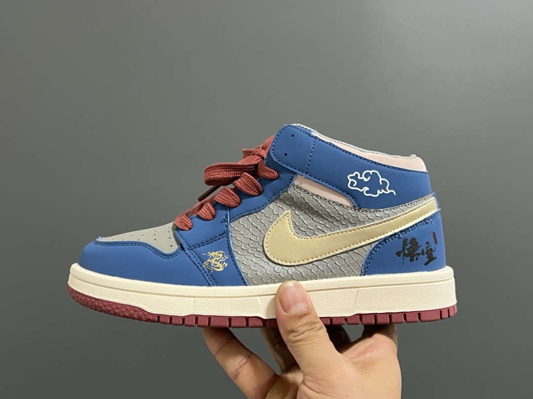 图片[4]-乔一中帮联名魔术贴儿童篮球鞋 尺码：26-37码 经典乔一中帮款式🆕 秋冬超合适❤️ 魔术贴设计，穿脱方便✌🏻 联名系列，细节印花超可爱😍-选品中心