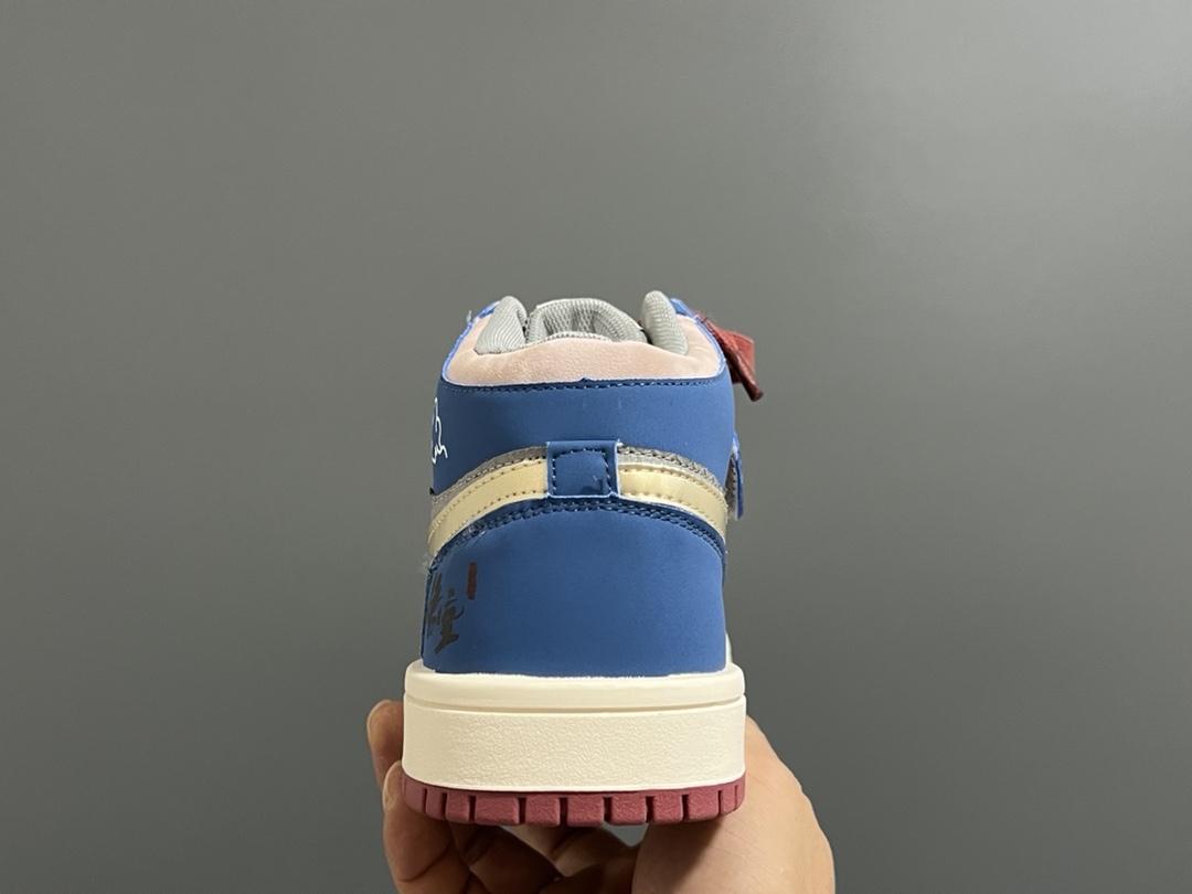 图片[6]-乔一中帮联名魔术贴儿童篮球鞋 尺码：26-37码 经典乔一中帮款式🆕 秋冬超合适❤️ 魔术贴设计，穿脱方便✌🏻 联名系列，细节印花超可爱😍-选品中心