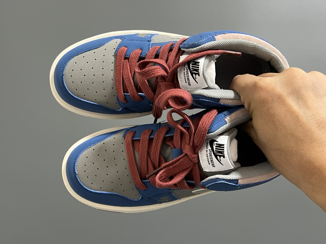 乔一中帮联名魔术贴儿童篮球鞋 尺码：26-37码 经典乔一中帮款式🆕 秋冬超合适❤️ 魔术贴设计，穿脱方便✌🏻 联名系列，细节印花超可爱😍-选品中心