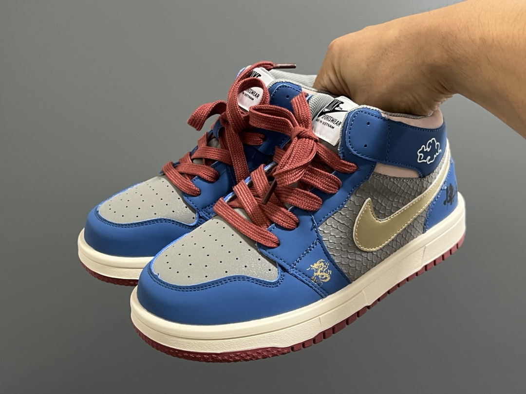 图片[2]-乔一中帮联名魔术贴儿童篮球鞋 尺码：26-37码 经典乔一中帮款式🆕 秋冬超合适❤️ 魔术贴设计，穿脱方便✌🏻 联名系列，细节印花超可爱😍-选品中心