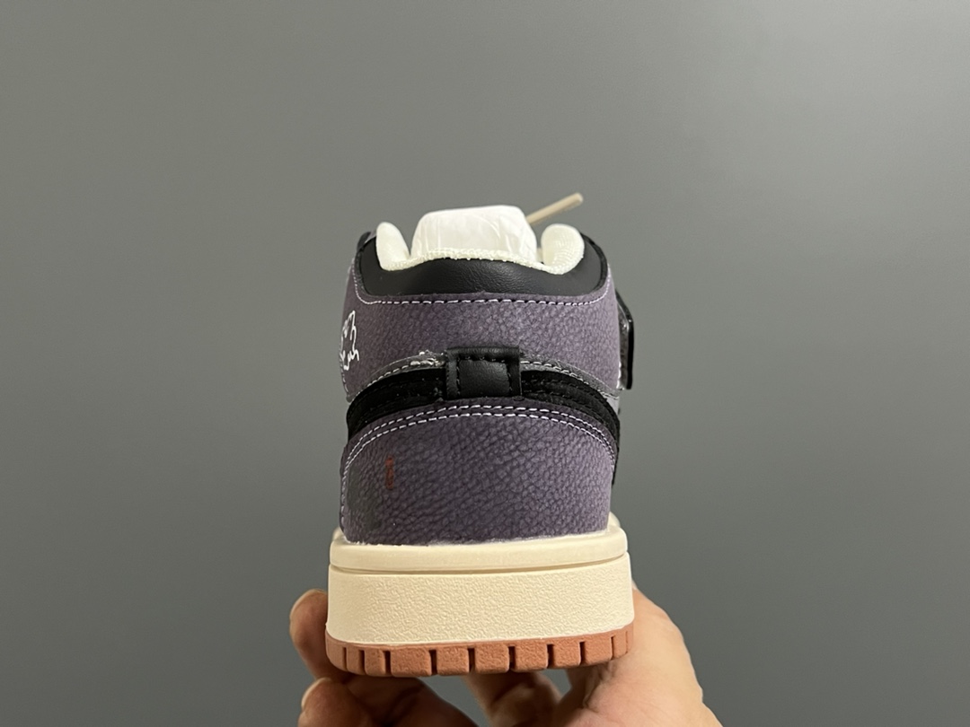 图片[9]-乔一中帮联名魔术贴儿童篮球鞋 尺码：26-37码 经典乔一中帮款式🆕 秋冬超合适❤️ 魔术贴设计，穿脱方便✌🏻 联名系列，细节印花超可爱😍-选品中心