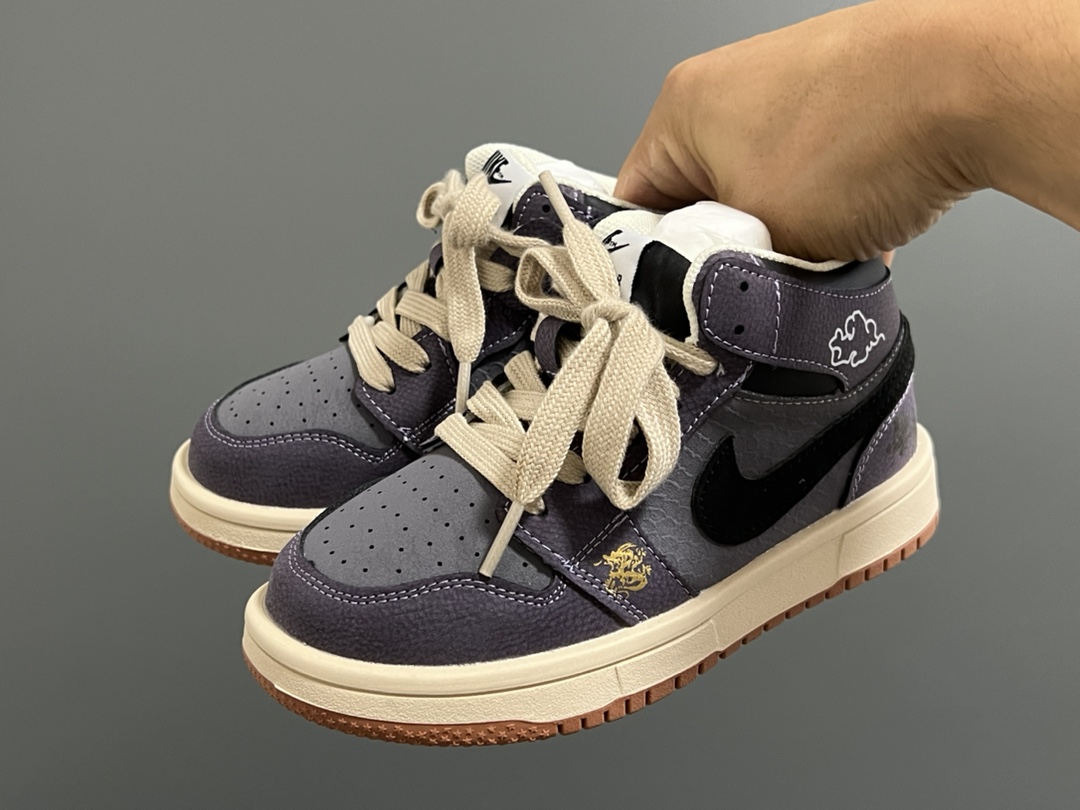 图片[2]-乔一中帮联名魔术贴儿童篮球鞋 尺码：26-37码 经典乔一中帮款式🆕 秋冬超合适❤️ 魔术贴设计，穿脱方便✌🏻 联名系列，细节印花超可爱😍-选品中心