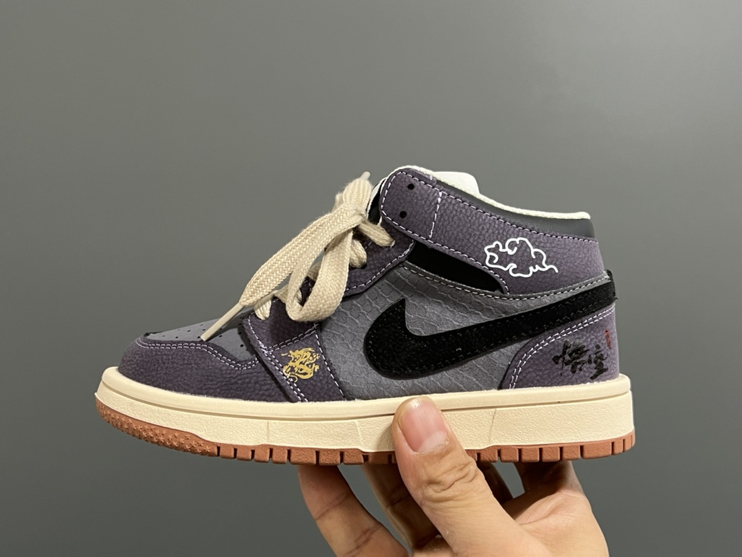 图片[4]-乔一中帮联名魔术贴儿童篮球鞋 尺码：26-37码 经典乔一中帮款式🆕 秋冬超合适❤️ 魔术贴设计，穿脱方便✌🏻 联名系列，细节印花超可爱😍-选品中心