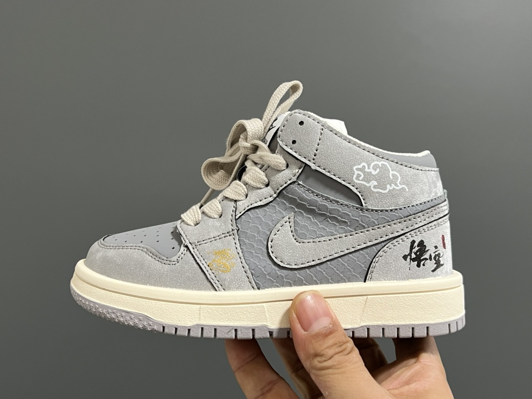 图片[4]-乔一中帮联名魔术贴儿童篮球鞋 尺码：26-37码 经典乔一中帮款式🆕 秋冬超合适❤️ 魔术贴设计，穿脱方便✌🏻 联名系列，细节印花超可爱😍-选品中心