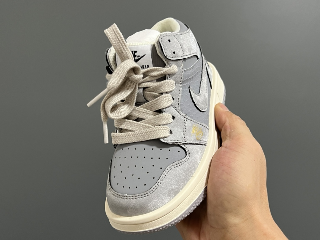 图片[3]-乔一中帮联名魔术贴儿童篮球鞋 尺码：26-37码 经典乔一中帮款式🆕 秋冬超合适❤️ 魔术贴设计，穿脱方便✌🏻 联名系列，细节印花超可爱😍-选品中心