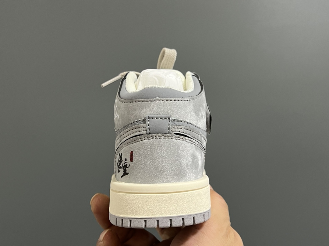 图片[6]-乔一中帮联名魔术贴儿童篮球鞋 尺码：26-37码 经典乔一中帮款式🆕 秋冬超合适❤️ 魔术贴设计，穿脱方便✌🏻 联名系列，细节印花超可爱😍-选品中心