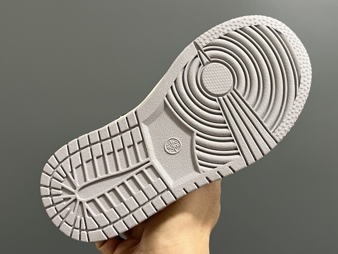 图片[9]-乔一中帮联名魔术贴儿童篮球鞋 尺码：26-37码 经典乔一中帮款式🆕 秋冬超合适❤️ 魔术贴设计，穿脱方便✌🏻 联名系列，细节印花超可爱😍-选品中心