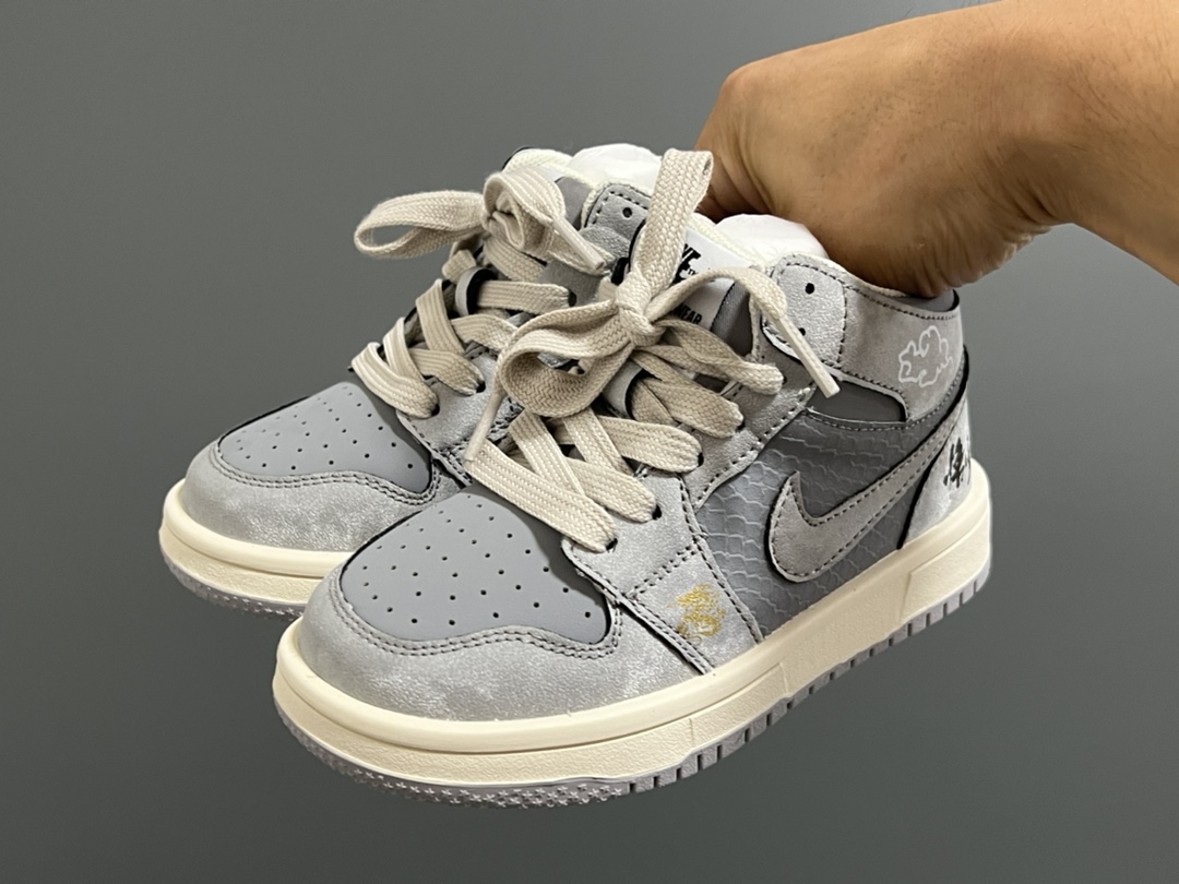 图片[2]-乔一中帮联名魔术贴儿童篮球鞋 尺码：26-37码 经典乔一中帮款式🆕 秋冬超合适❤️ 魔术贴设计，穿脱方便✌🏻 联名系列，细节印花超可爱😍-选品中心