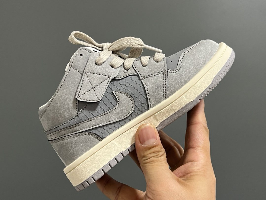 图片[5]-乔一中帮联名魔术贴儿童篮球鞋 尺码：26-37码 经典乔一中帮款式🆕 秋冬超合适❤️ 魔术贴设计，穿脱方便✌🏻 联名系列，细节印花超可爱😍-选品中心