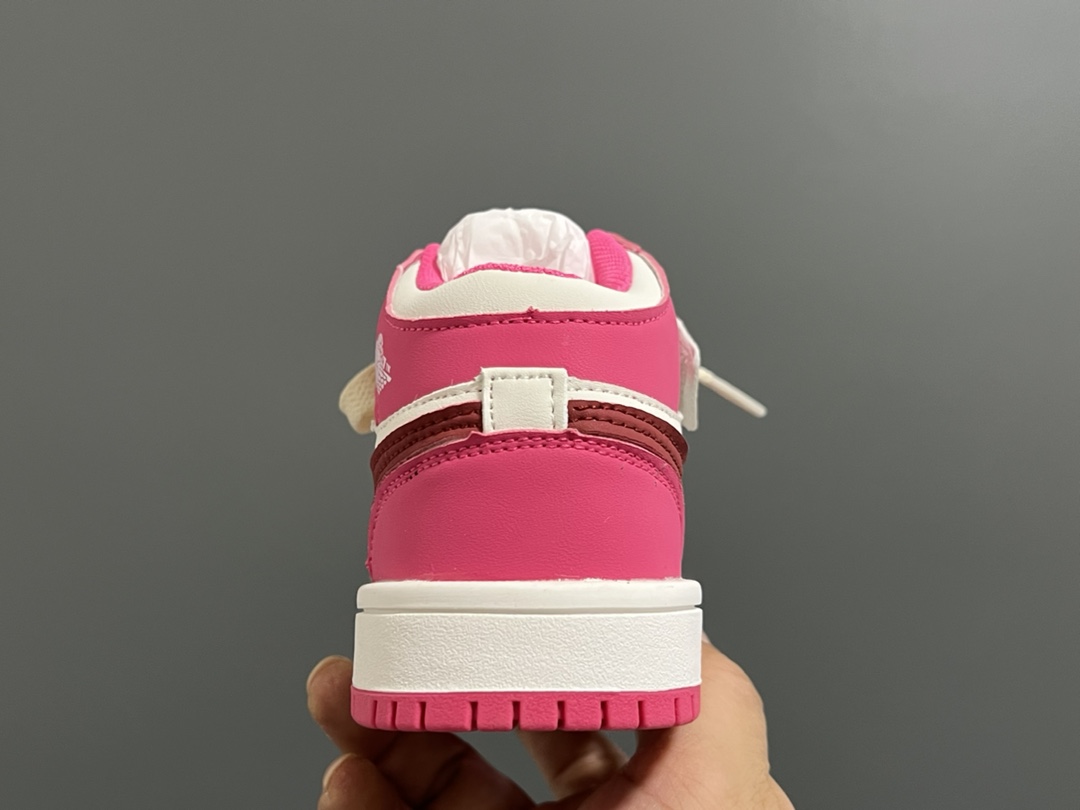 图片[6]-乔一中帮联名魔术贴儿童篮球鞋26-37码 经典乔一中帮款式🆕 秋冬超合适❤️ 魔术贴设计，穿脱方便✌🏻 联名系列，细节印花超可爱😍-选品中心