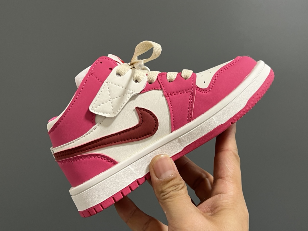 图片[5]-乔一中帮联名魔术贴儿童篮球鞋26-37码 经典乔一中帮款式🆕 秋冬超合适❤️ 魔术贴设计，穿脱方便✌🏻 联名系列，细节印花超可爱😍-选品中心