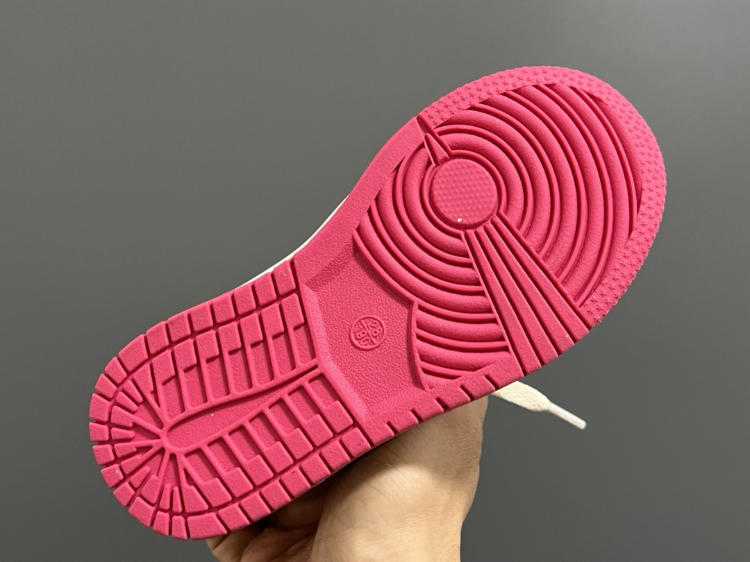 图片[9]-乔一中帮联名魔术贴儿童篮球鞋26-37码 经典乔一中帮款式🆕 秋冬超合适❤️ 魔术贴设计，穿脱方便✌🏻 联名系列，细节印花超可爱😍-选品中心