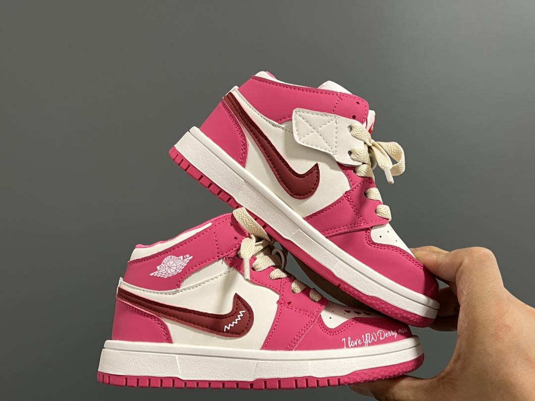 图片[8]-乔一中帮联名魔术贴儿童篮球鞋26-37码 经典乔一中帮款式🆕 秋冬超合适❤️ 魔术贴设计，穿脱方便✌🏻 联名系列，细节印花超可爱😍-选品中心