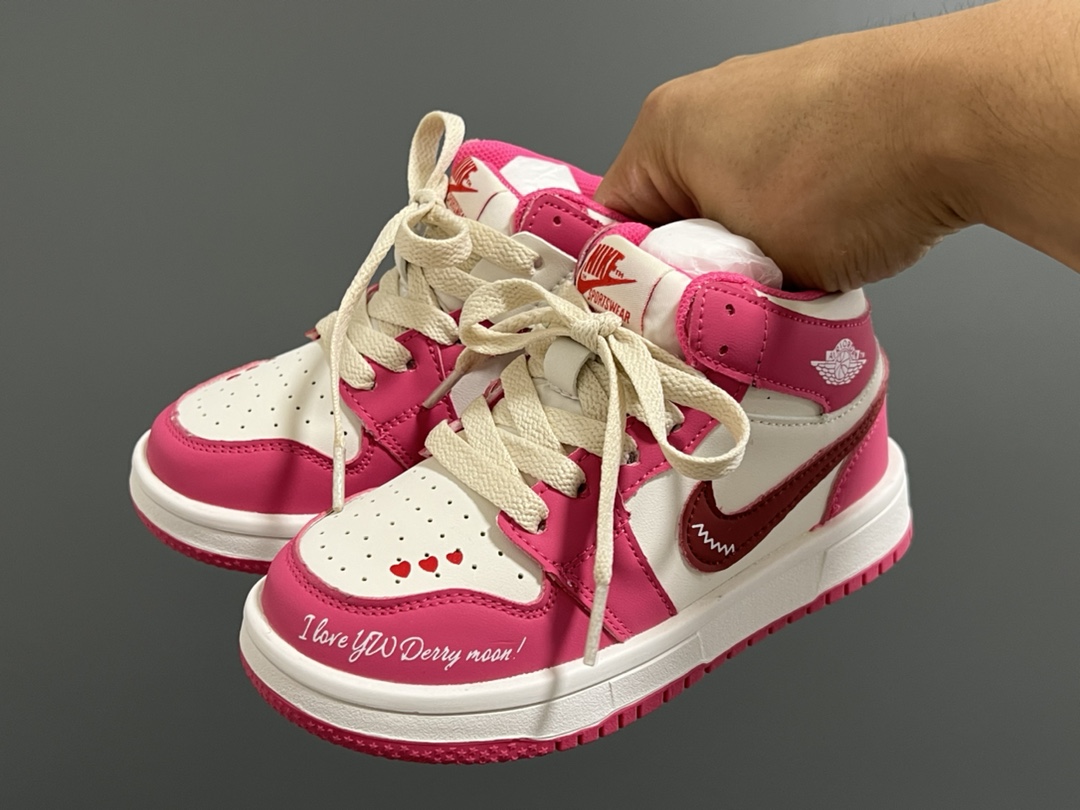 图片[2]-乔一中帮联名魔术贴儿童篮球鞋26-37码 经典乔一中帮款式🆕 秋冬超合适❤️ 魔术贴设计，穿脱方便✌🏻 联名系列，细节印花超可爱😍-选品中心