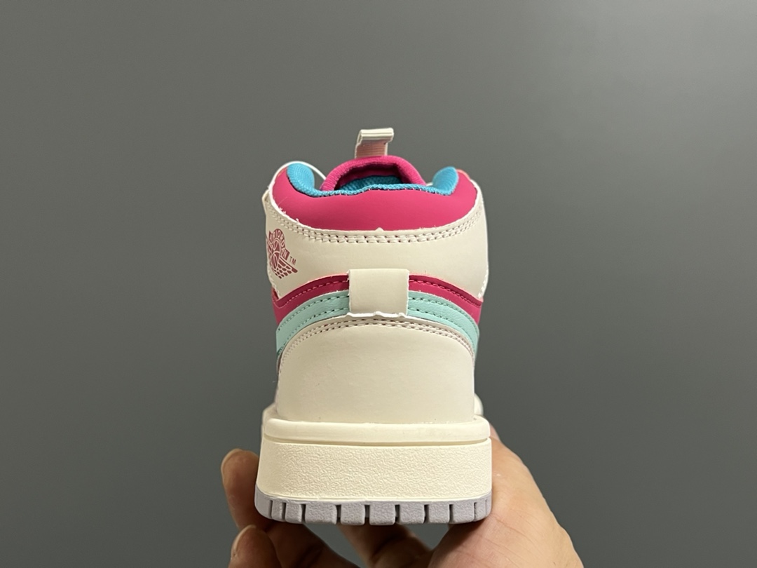 图片[6]-乔一中帮联名锁扣儿童篮球鞋 尺码：26-37码 经典乔一中帮款式🆕 秋冬超合适❤️ 锁扣设计，穿脱方便✌🏻 联名系列，细节印花超可爱😍-选品中心