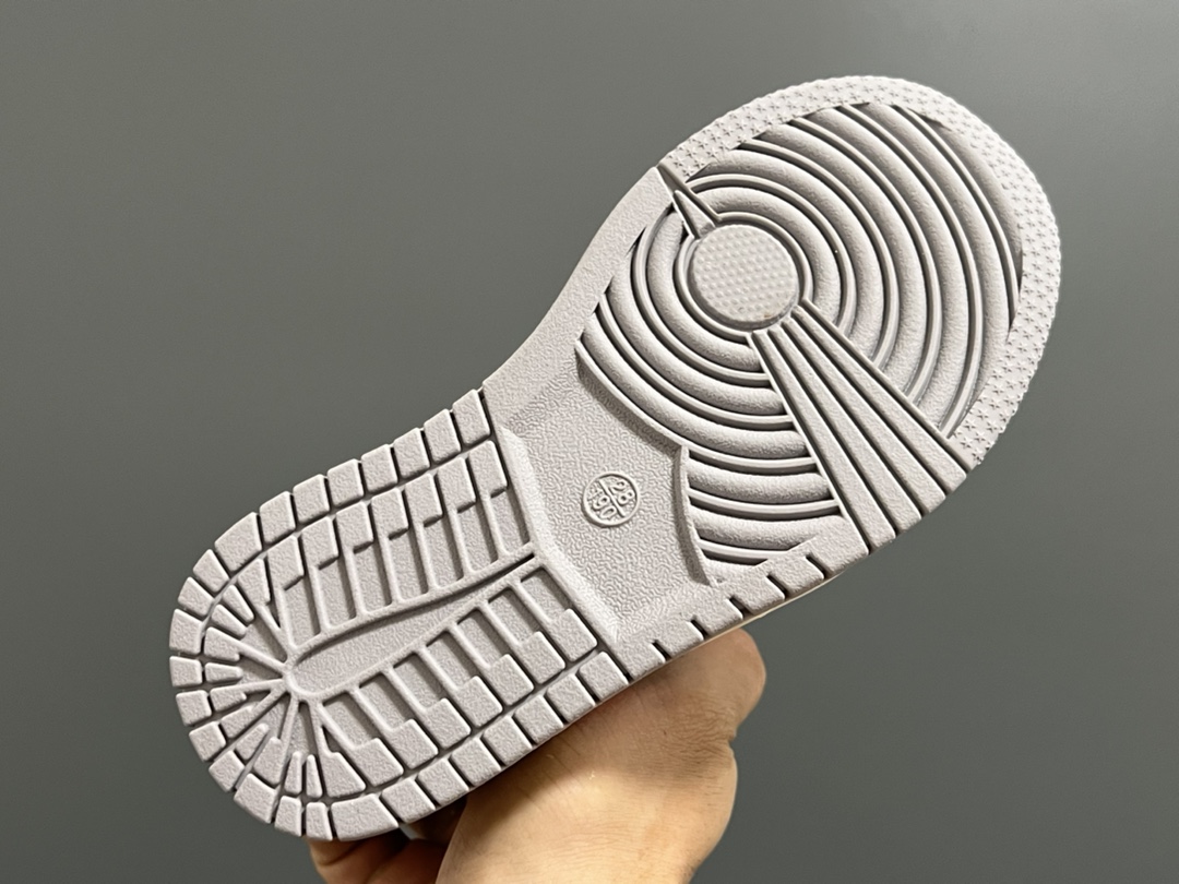 图片[9]-乔一中帮联名锁扣儿童篮球鞋 尺码：26-37码 经典乔一中帮款式🆕 秋冬超合适❤️ 锁扣设计，穿脱方便✌🏻 联名系列，细节印花超可爱😍-选品中心