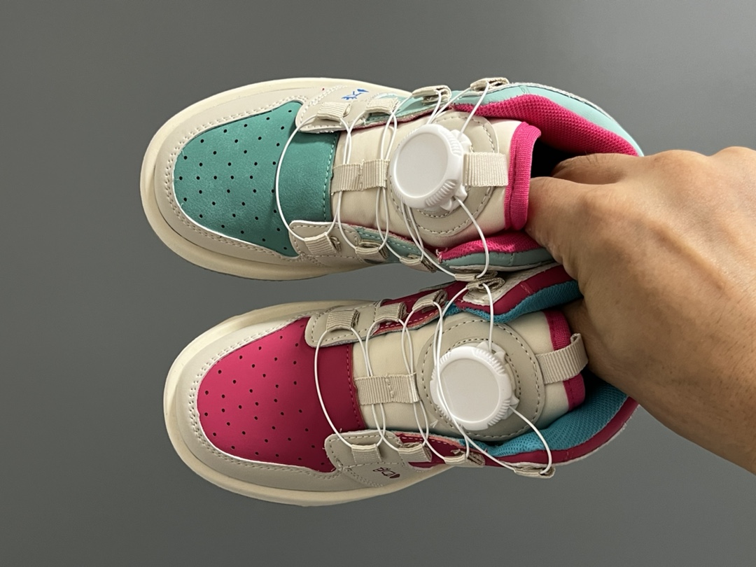 图片[2]-乔一中帮联名锁扣儿童篮球鞋 尺码：26-37码 经典乔一中帮款式🆕 秋冬超合适❤️ 锁扣设计，穿脱方便✌🏻 联名系列，细节印花超可爱😍-选品中心