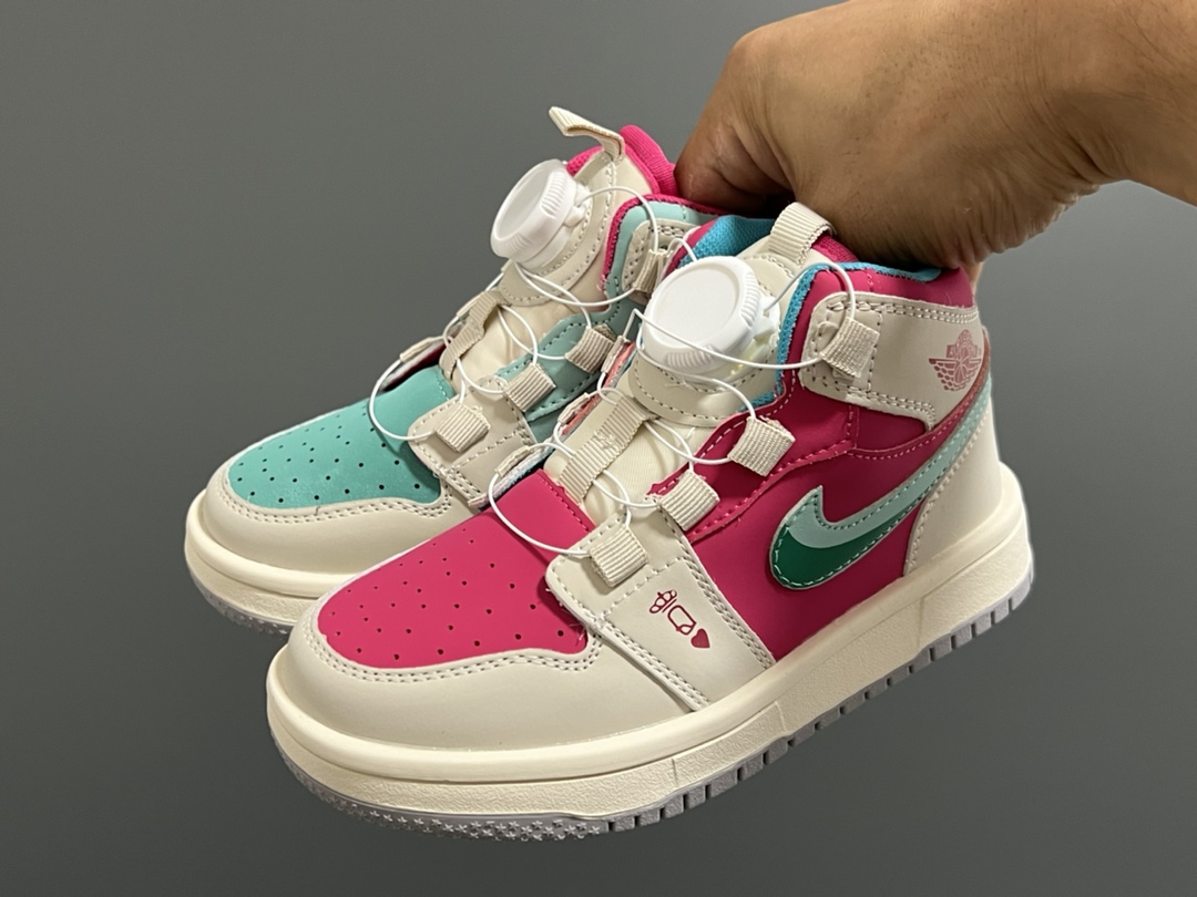 乔一中帮联名锁扣儿童篮球鞋 尺码：26-37码 经典乔一中帮款式🆕 秋冬超合适❤️ 锁扣设计，穿脱方便✌🏻 联名系列，细节印花超可爱😍-选品中心