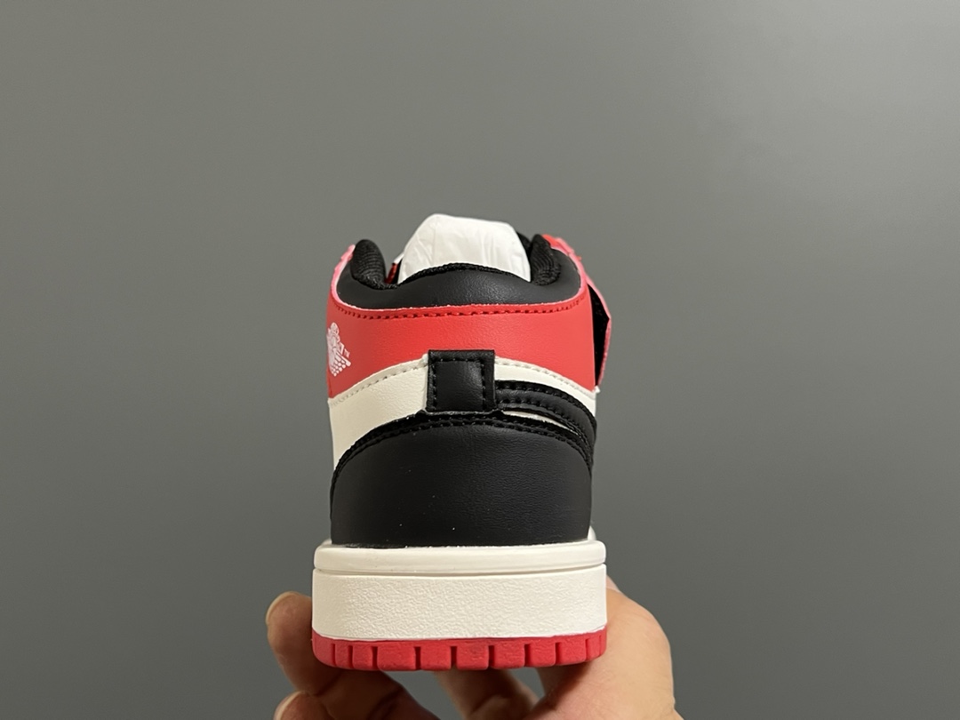 图片[7]-乔一中帮联名魔术贴儿童篮球鞋 尺码：26-37码 经典乔一中帮款式🆕 秋冬超合适❤️ 魔术贴设计，穿脱方便✌🏻 联名系列，细节印花超可爱😍-选品中心