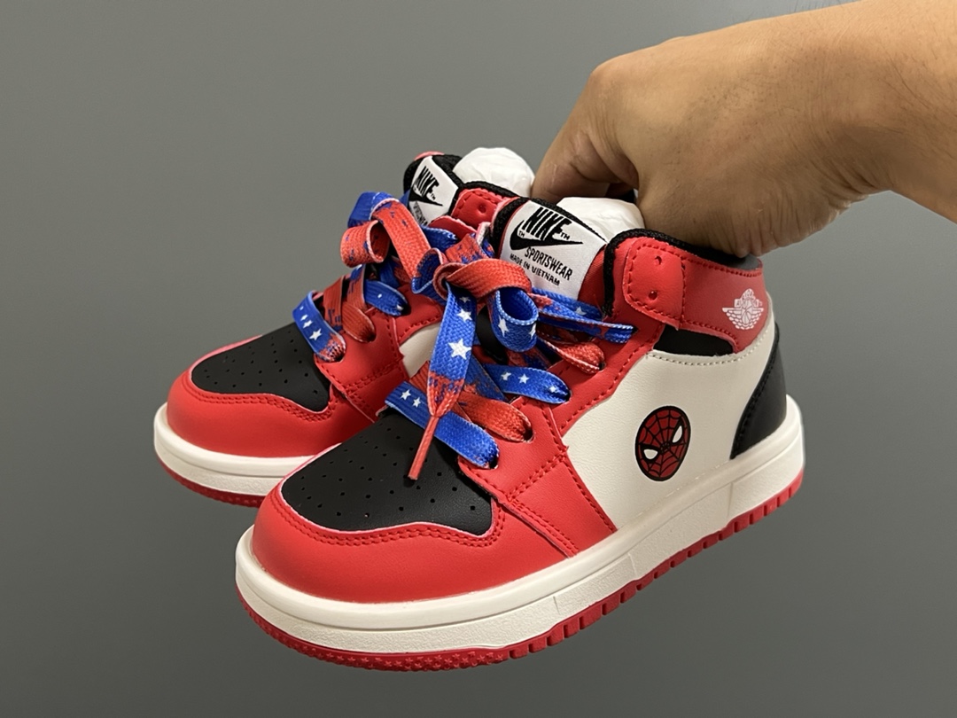 图片[2]-乔一中帮联名魔术贴儿童篮球鞋 尺码：26-37码 经典乔一中帮款式🆕 秋冬超合适❤️ 魔术贴设计，穿脱方便✌🏻 联名系列，细节印花超可爱😍-选品中心