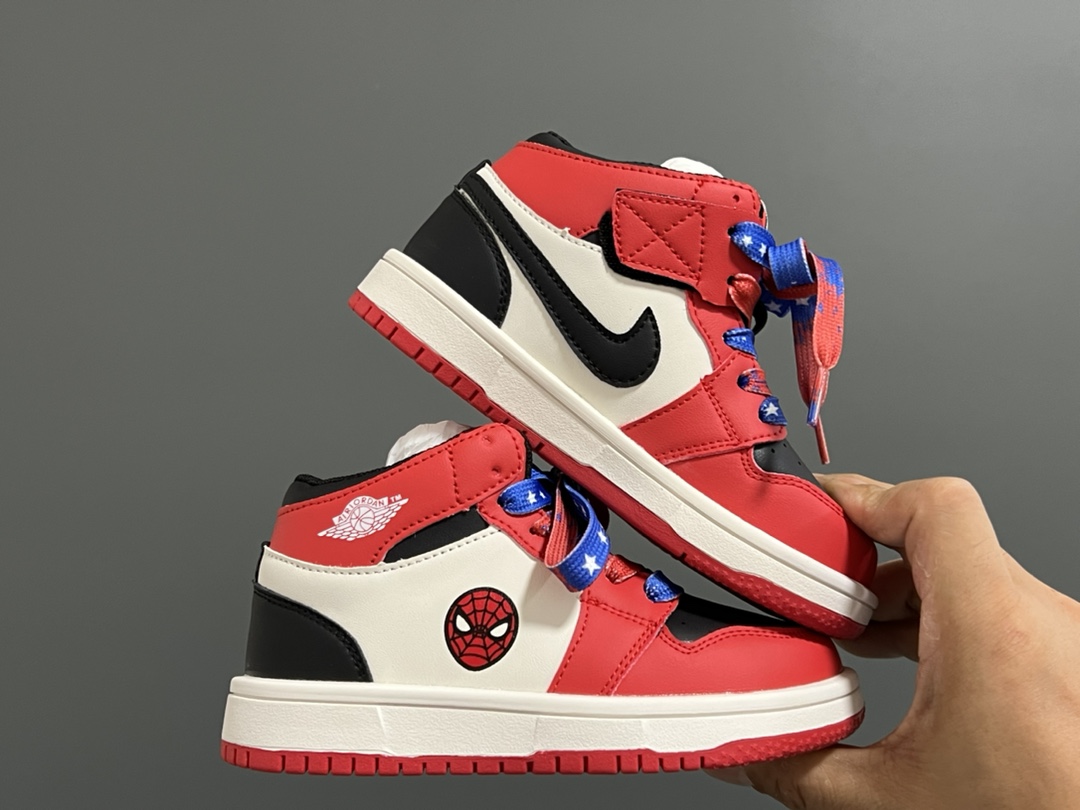 图片[9]-乔一中帮联名魔术贴儿童篮球鞋 尺码：26-37码 经典乔一中帮款式🆕 秋冬超合适❤️ 魔术贴设计，穿脱方便✌🏻 联名系列，细节印花超可爱😍-选品中心