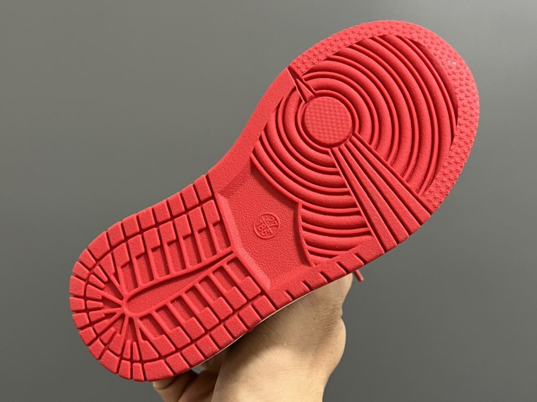 图片[8]-乔一中帮联名魔术贴儿童篮球鞋 尺码：26-37码 经典乔一中帮款式🆕 秋冬超合适❤️ 魔术贴设计，穿脱方便✌🏻 联名系列，细节印花超可爱😍-选品中心