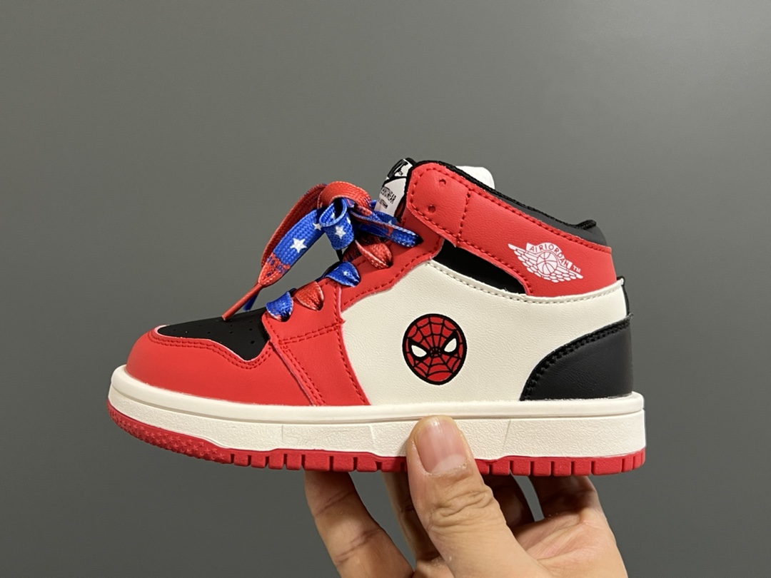 图片[4]-乔一中帮联名魔术贴儿童篮球鞋 尺码：26-37码 经典乔一中帮款式🆕 秋冬超合适❤️ 魔术贴设计，穿脱方便✌🏻 联名系列，细节印花超可爱😍-选品中心