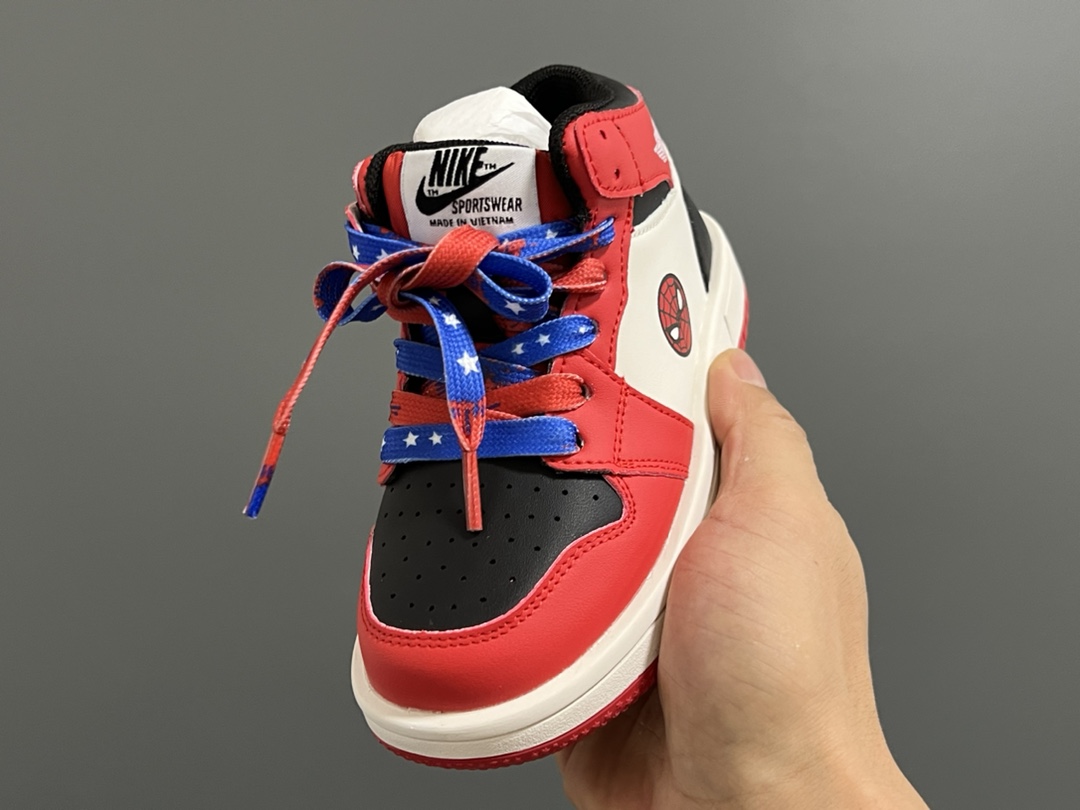 图片[3]-乔一中帮联名魔术贴儿童篮球鞋 尺码：26-37码 经典乔一中帮款式🆕 秋冬超合适❤️ 魔术贴设计，穿脱方便✌🏻 联名系列，细节印花超可爱😍-选品中心