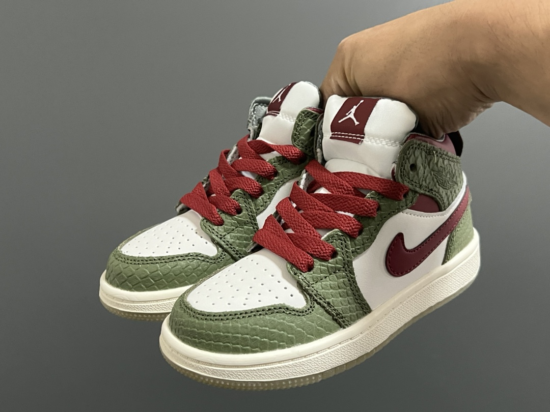 ‼️活动价‼️‼️‼️ 乔一头层中帮系带儿童运动鞋 尺码：22-37码 优质皮料拼接，质感柔软细腻☁️ 经典中帮款式，上脚敲帅气🆒 附赠一对鞋带扣，穿脱更加方便✌🏻 橡胶耐磨防滑大底，脚感不言而喻✔️-选品中心