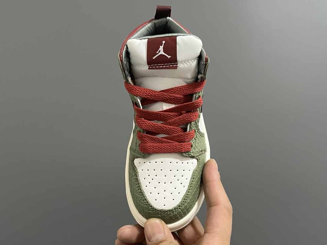 图片[5]-‼️活动价‼️‼️‼️ 乔一头层中帮系带儿童运动鞋 尺码：22-37码 优质皮料拼接，质感柔软细腻☁️ 经典中帮款式，上脚敲帅气🆒 附赠一对鞋带扣，穿脱更加方便✌🏻 橡胶耐磨防滑大底，脚感不言而喻✔️-选品中心