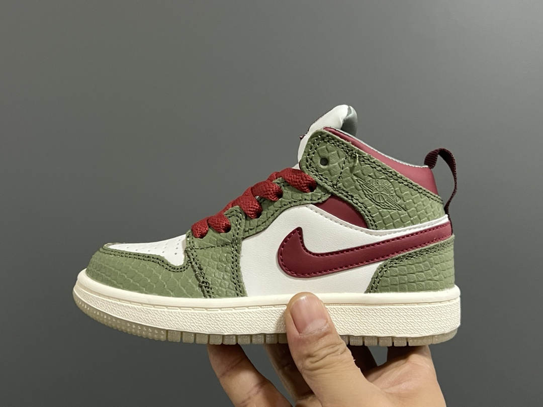 图片[4]-‼️活动价‼️‼️‼️ 乔一头层中帮系带儿童运动鞋 尺码：22-37码 优质皮料拼接，质感柔软细腻☁️ 经典中帮款式，上脚敲帅气🆒 附赠一对鞋带扣，穿脱更加方便✌🏻 橡胶耐磨防滑大底，脚感不言而喻✔️-选品中心