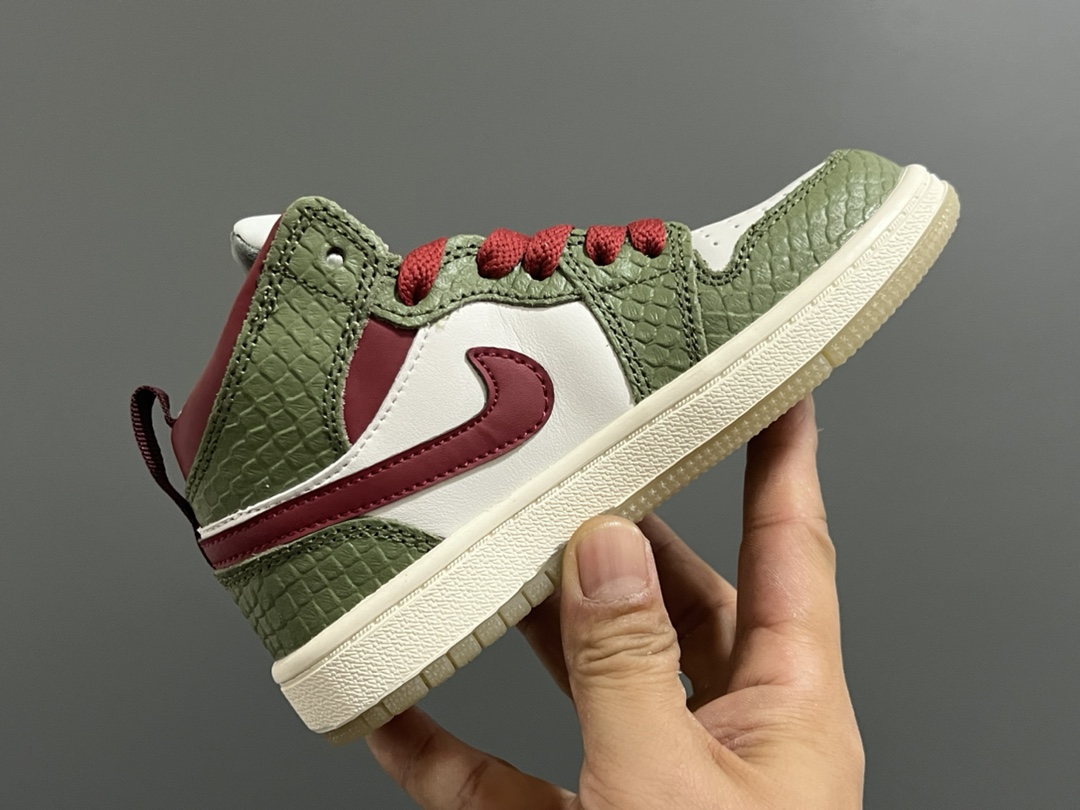 图片[6]-‼️活动价‼️‼️‼️ 乔一头层中帮系带儿童运动鞋 尺码：22-37码 优质皮料拼接，质感柔软细腻☁️ 经典中帮款式，上脚敲帅气🆒 附赠一对鞋带扣，穿脱更加方便✌🏻 橡胶耐磨防滑大底，脚感不言而喻✔️-选品中心