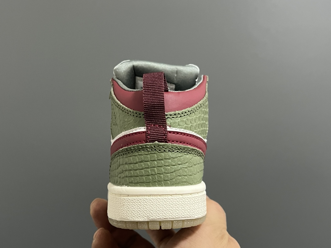 图片[9]-‼️活动价‼️‼️‼️ 乔一头层中帮系带儿童运动鞋 尺码：22-37码 优质皮料拼接，质感柔软细腻☁️ 经典中帮款式，上脚敲帅气🆒 附赠一对鞋带扣，穿脱更加方便✌🏻 橡胶耐磨防滑大底，脚感不言而喻✔️-选品中心