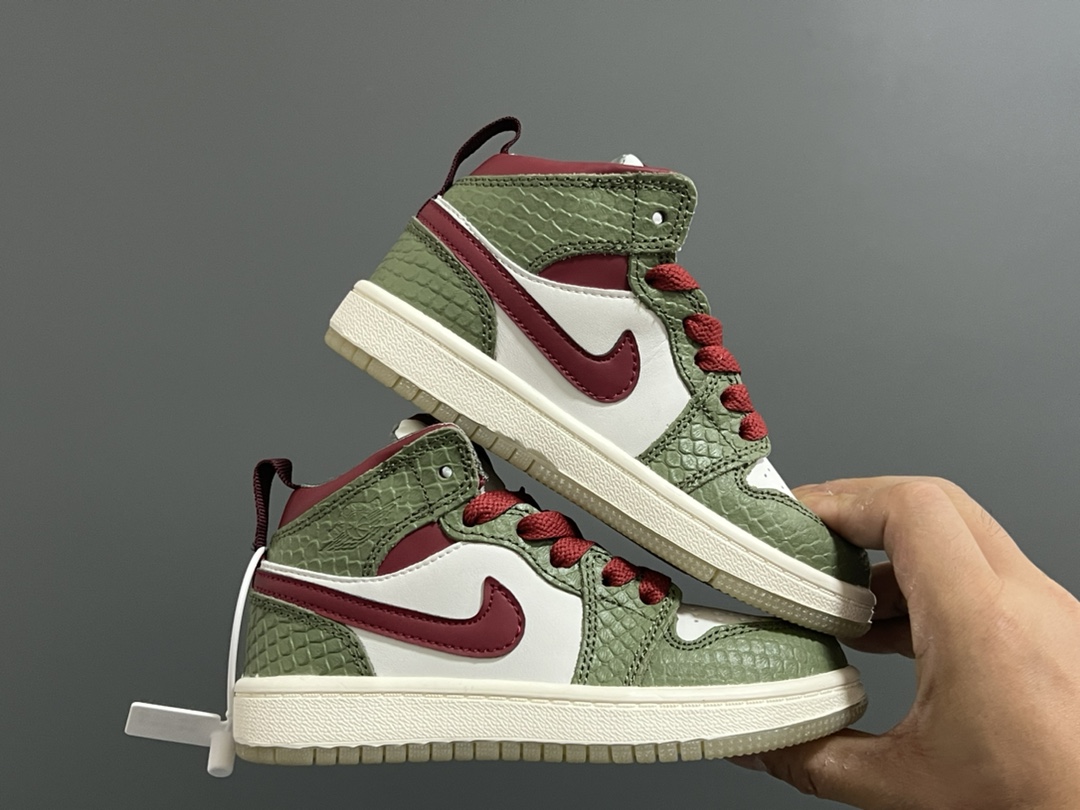 图片[8]-‼️活动价‼️‼️‼️ 乔一头层中帮系带儿童运动鞋 尺码：22-37码 优质皮料拼接，质感柔软细腻☁️ 经典中帮款式，上脚敲帅气🆒 附赠一对鞋带扣，穿脱更加方便✌🏻 橡胶耐磨防滑大底，脚感不言而喻✔️-选品中心