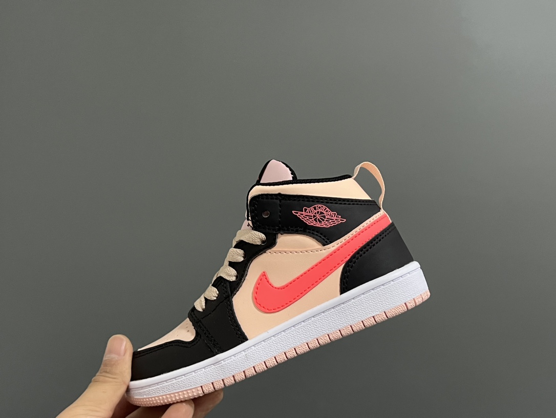 ‼️活动价‼️‼️‼️ 乔一头层中帮系带儿童运动鞋 尺码:22-37码 优质皮料拼接,质感柔软细腻☁️ 经典中帮款式,上脚敲帅气🆒 附赠一对鞋带扣,穿脱更加方便✌🏻 橡胶耐磨防滑大底,脚感不言而喻✔️-选品中心