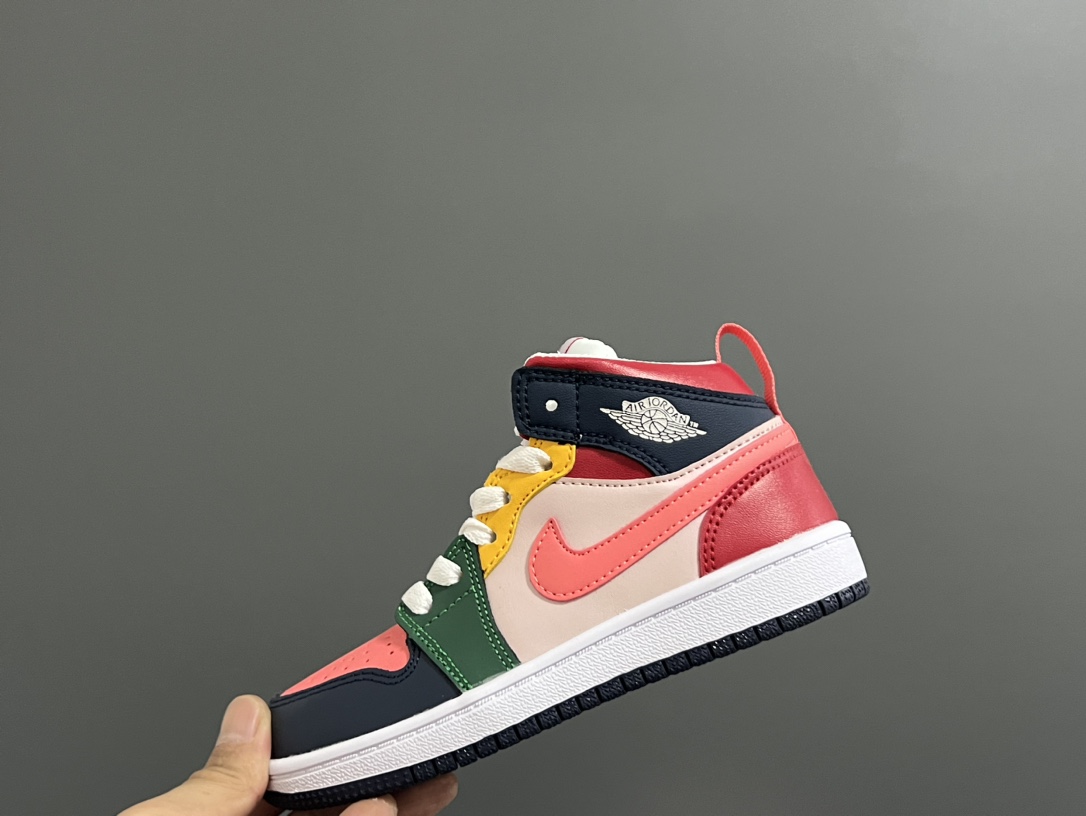 图片[3]-‼️活动价‼️‼️‼️ 乔一头层中帮系带儿童运动鞋 尺码：22-37码 优质皮料拼接，质感柔软细腻☁️ 经典中帮款式，上脚敲帅气🆒 附赠一对鞋带扣，穿脱更加方便✌🏻 橡胶耐磨防滑大底，脚感不言而喻✔️-选品中心