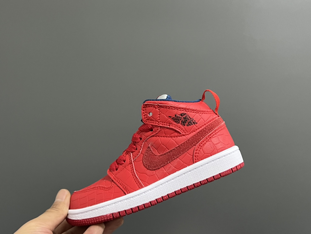 图片[4]-‼️活动价‼️‼️‼️ 乔一头层中帮系带儿童运动鞋 尺码：22-37码 优质皮料拼接，质感柔软细腻☁️ 经典中帮款式，上脚敲帅气🆒 附赠一对鞋带扣，穿脱更加方便✌🏻 橡胶耐磨防滑大底，脚感不言而喻✔️-选品中心