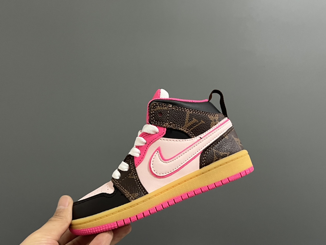 图片[5]-‼️活动价‼️‼️‼️ 乔一头层中帮系带儿童运动鞋 尺码：22-37码 优质皮料拼接，质感柔软细腻☁️ 经典中帮款式，上脚敲帅气🆒 附赠一对鞋带扣，穿脱更加方便✌🏻 橡胶耐磨防滑大底，脚感不言而喻✔️-选品中心