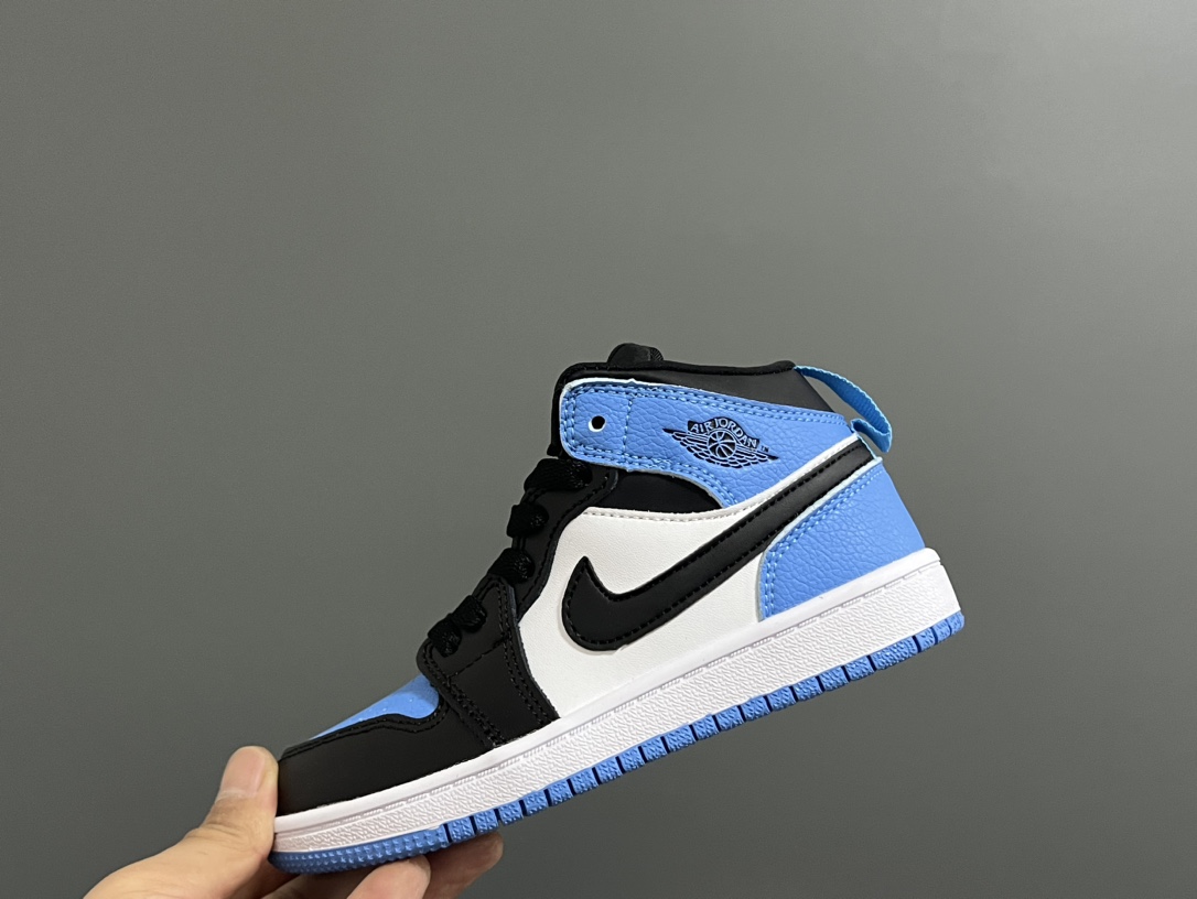 图片[2]-‼️活动价‼️‼️‼️ 乔一头层中帮系带儿童运动鞋 尺码：22-37码 优质皮料拼接，质感柔软细腻☁️ 经典中帮款式，上脚敲帅气🆒 附赠一对鞋带扣，穿脱更加方便✌🏻 橡胶耐磨防滑大底，脚感不言而喻✔️-选品中心