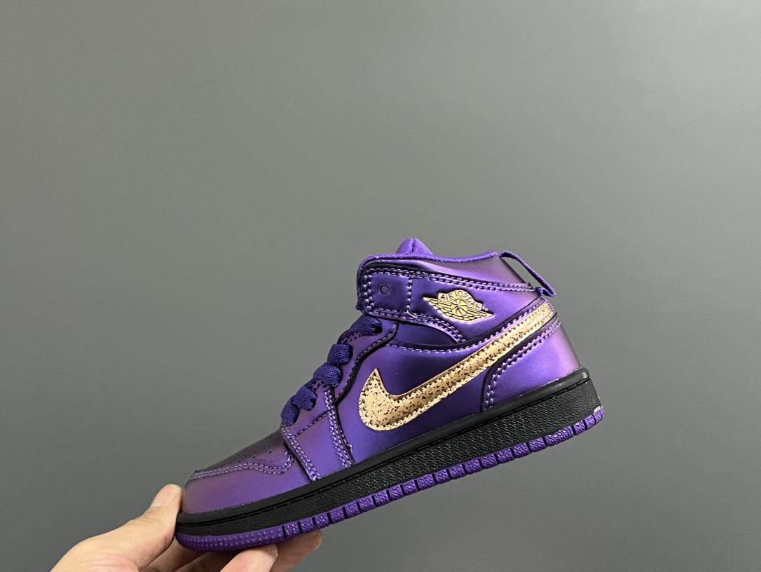 ‼️活动价‼️‼️‼️ 乔一头层中帮系带儿童运动鞋 尺码:22-37码 优质皮料拼接,质感柔软细腻☁️ 经典中帮款式,上脚敲帅气🆒 附赠一对鞋带扣,穿脱更加方便✌🏻 橡胶耐磨防滑大底,脚感不言而喻✔️-选品中心