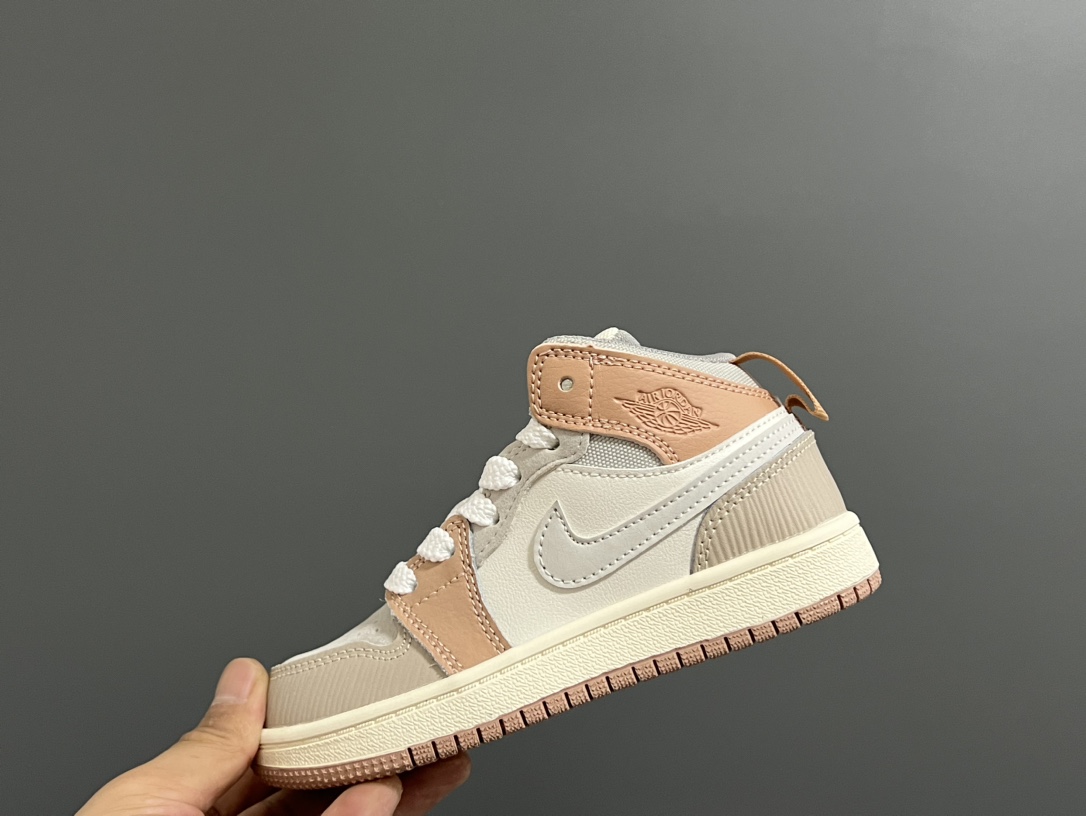 图片[8]-‼️活动价‼️‼️‼️ 乔一头层中帮系带儿童运动鞋 尺码：22-37码 优质皮料拼接，质感柔软细腻☁️ 经典中帮款式，上脚敲帅气🆒 附赠一对鞋带扣，穿脱更加方便✌🏻 橡胶耐磨防滑大底，脚感不言而喻✔️-选品中心