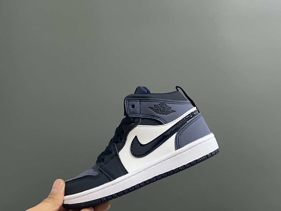 图片[8]-‼️活动价‼️‼️‼️ 乔一头层中帮系带儿童运动鞋 尺码：22-37码 优质皮料拼接，质感柔软细腻☁️ 经典中帮款式，上脚敲帅气🆒 附赠一对鞋带扣，穿脱更加方便✌🏻 橡胶耐磨防滑大底，脚感不言而喻✔️-选品中心