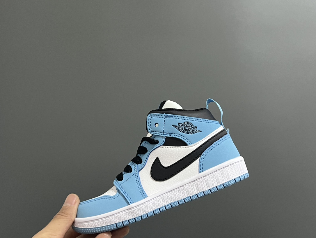 图片[5]-‼️活动价‼️‼️‼️ 乔一头层中帮系带儿童运动鞋 尺码：22-37码 优质皮料拼接，质感柔软细腻☁️ 经典中帮款式，上脚敲帅气🆒 附赠一对鞋带扣，穿脱更加方便✌🏻 橡胶耐磨防滑大底，脚感不言而喻✔️-选品中心