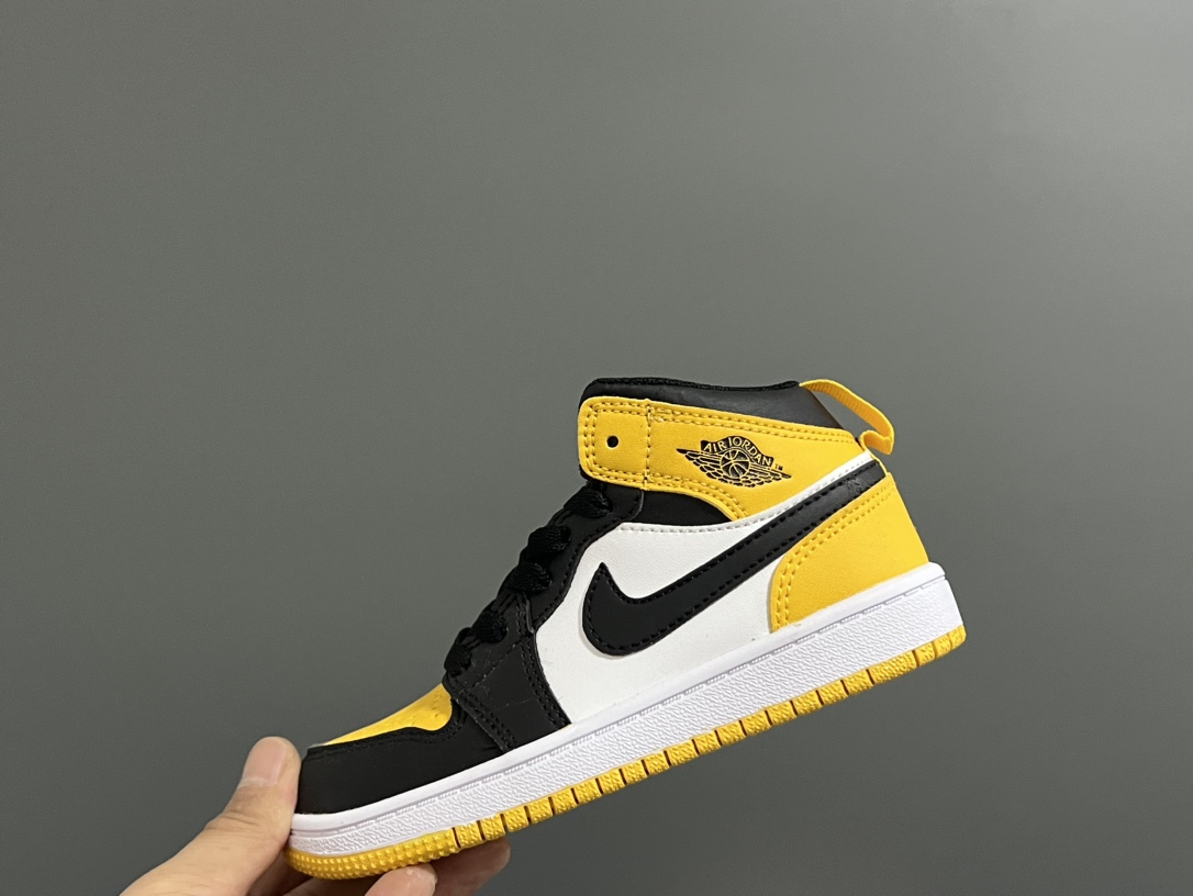 图片[7]-‼️活动价‼️‼️‼️ 乔一头层中帮系带儿童运动鞋 尺码：22-37码 优质皮料拼接，质感柔软细腻☁️ 经典中帮款式，上脚敲帅气🆒 附赠一对鞋带扣，穿脱更加方便✌🏻 橡胶耐磨防滑大底，脚感不言而喻✔️-选品中心